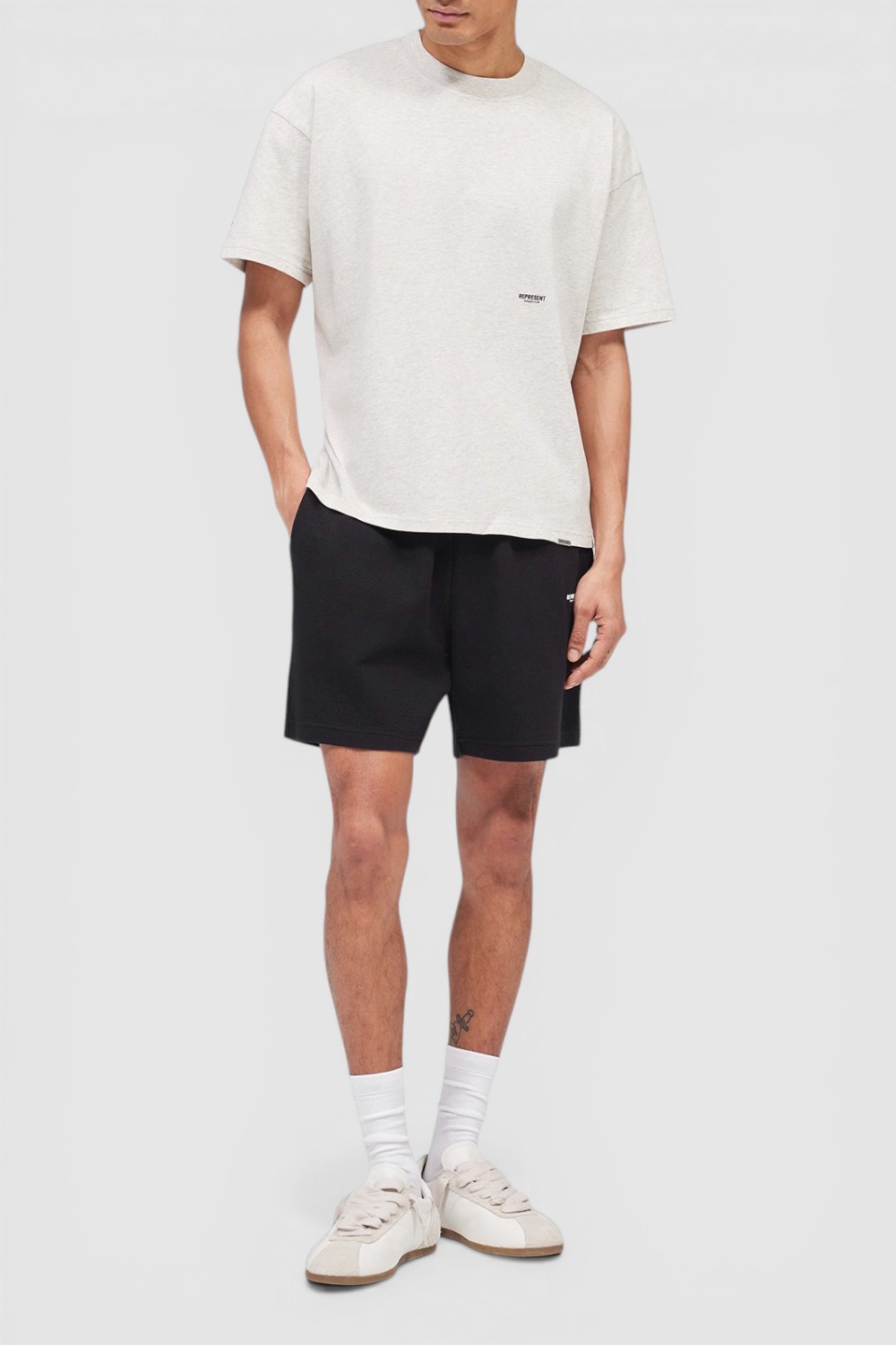 תמונת כל הלוק של מכנסיים קצרים